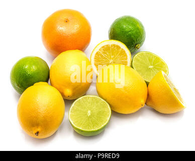 In Scheiben geschnittene Zitronen und Limetten, ganze orange Tangerine, Hälften auf weißem Hintergrund Stockfoto