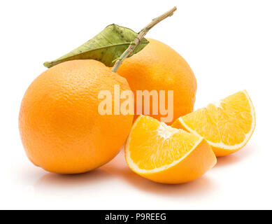 Zwei Orangen und zwei Viertel isoliert auf weißem Hintergrund mit grünen Blättern Stockfoto