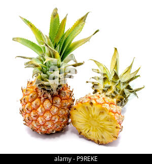 Eine ganze und eine halbe Ananas auf weißem Hintergrund Stockfoto