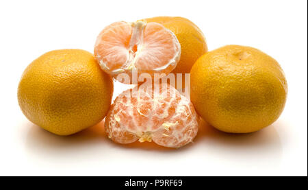 Tangerine isoliert auf weißem Hintergrund drei ganze zwei geschälte Hälften Stockfoto