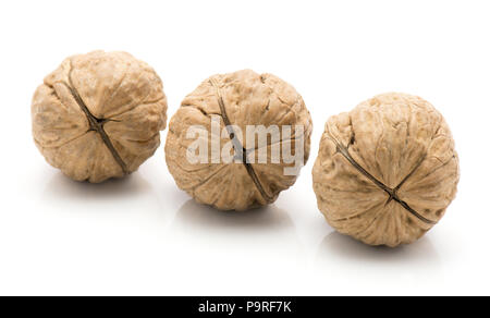 Ohne Schale Walnüsse auf weißem Hintergrund drei in der Zeile isoliert Stockfoto