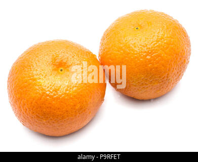Zwei ganze Clementinen auf weißem Hintergrund Stockfoto