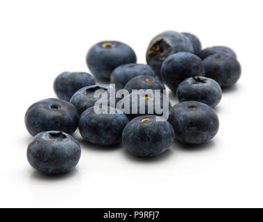 Bog Blaubeeren auf weißem Hintergrund Stockfoto