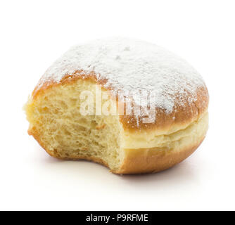 Eine gebissen Donuts (Sufganiyah) isoliert auf weißem Hintergrund frisch gebackene mit angetriebenen Zucker Stockfoto