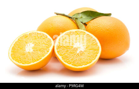 Orangen auf weißem Hintergrund Gruppe von drei ganze und eine halbierte zwei Hälften getrennt Stockfoto