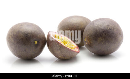 Passionsfrüchte auf weißem Hintergrund drei ganze Hälfte isoliert Stockfoto