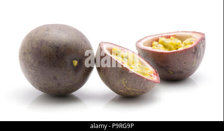 Passionsfrüchte auf weißem Hintergrund eine ganze zwei Hälften getrennt Stockfoto