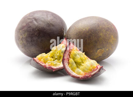 Passionsfrüchte auf weißem Hintergrund zwei ganze zwei Schichten isoliert Stockfoto