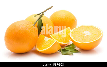 Orangen auf weißem Hintergrund drei ganze zwei Quartale in Scheiben geschnitten eine halbe grüne Blätter isoliert Stockfoto
