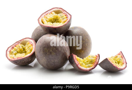 Passionsfrüchte auf weißem Hintergrund heap isoliert Stockfoto