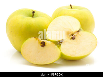 Zwei Äpfel (Smeralda Vielfalt) eine halbe und eine Scheibe auf weißem Hintergrund Stockfoto