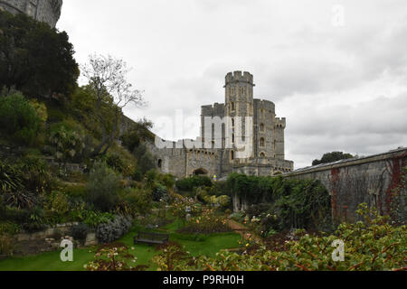 Edward III Turm mit einem Garten im ehemaligen Burggraben im Schloss Windsor, Windsor, Großbritannien. Stockfoto