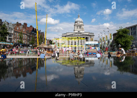 Rat Haus, spiegelt sich in den Brunnen auf dem Marktplatz, Nottingham Nottinghamshire England Großbritannien Stockfoto