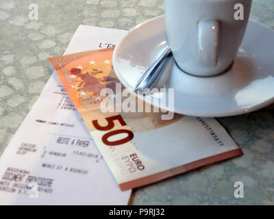 Große brandy und Kaffee mit der Rechnung nach dem Abendessen in einem Restaurant in Magalas, Herault, Südfrankreich Stockfoto