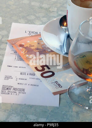 Große brandy und Kaffee mit der Rechnung nach dem Abendessen in einem Restaurant in Magalas, Herault, Südfrankreich Stockfoto