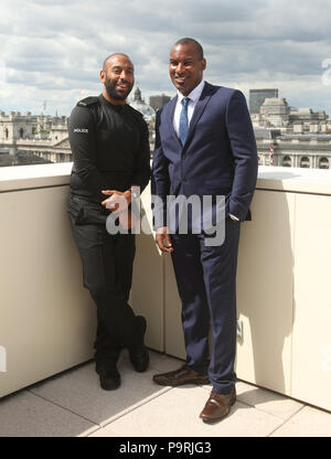 British Transport Police Officers PC Leon McLeod (links) und PC Wayne Marques, bei New Scotland Yard, London, als PC McLeod wurde die Königin Gallantry Medal (QGM) ausgezeichnet und erhielt die PC Marques das George Medaille (GM) für die Auseinandersetzung mit bewaffneten Terroristen in London Bridge zu schützen. Stockfoto