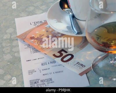 Große brandy und Kaffee mit der Rechnung nach dem Abendessen in einem Restaurant in Magalas, Herault, Südfrankreich Stockfoto