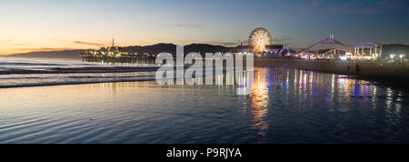 Pazifischer Ozean Wasser reflektiert das Licht vom Santa Monica Pier bei Sonnenuntergang Stockfoto