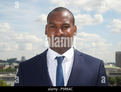 British Transport Police Officer PC Wayne Marques, bei New Scotland Yard, London, die die George Medaille für die Auseinandersetzung mit bewaffneten Terroristen in London Bridge zu schützen ausgezeichnet wurde. Stockfoto