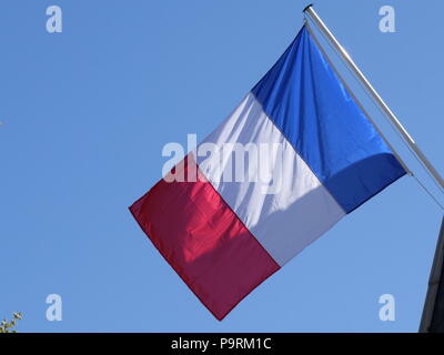 Die nationalen französischen Flagge hoch, nachdem die Fußball-Sieg durch das französische Team im Juli 2018 Stockfoto