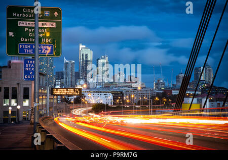 Leichte Spuren von Fahrzeugen auf die Anzac Bridge in Sydney Stockfoto