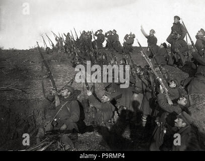 . Englisch: Bulgarische Soldaten in Stellung gegen eine ankommende Flugzeug zu Feuer, Krieg ICH?????????:????????? ? ????????? ?? ???? ????? ??????????? ???????, ????? ????? . Zwischen 1914 und 1918 257 bulgarien Südfront Stockfoto