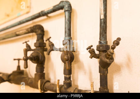 Wasserleitungen und Armaturen, die zu alten Gebäude Stockfoto