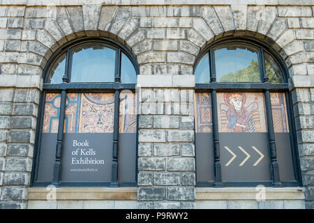 Dublin, Jul 1: außen Fenster von Buch von Kells auf Jun 1, 2018 in Dublin, Irland Stockfoto