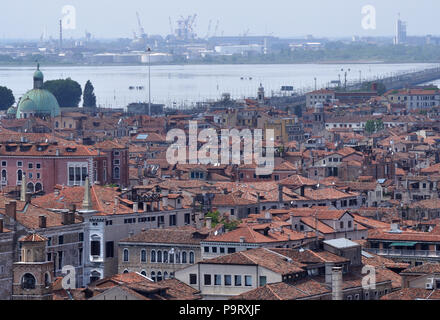 Blick über die Dächer vom Campanile, St Mark's Square, Venedig, Richtung Industriegebiet von Mestre auf dem Festland. Stockfoto