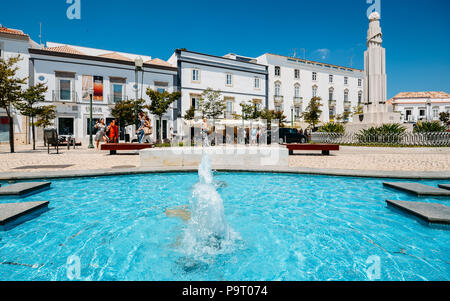 Blick auf Brunnen und Kriegerdenkmal in Platz der Republik. Algarve Stockfoto