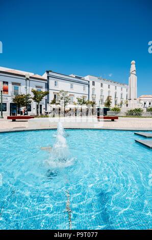 Blick auf Brunnen und Kriegerdenkmal in Platz der Republik. Algarve Stockfoto
