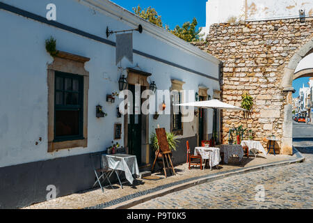 Restaurant Terrasse in der Altstadt von Faro, Algarve, Portugal Stockfoto