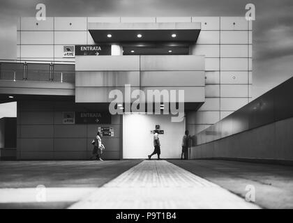 Menschen in die Shopping Center bei Nacht, Centro Commerciale gli Orsi, Biella, im Juli 15, 2018 Stockfoto