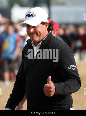 Die USA Phil Mickelson gibt einen Daumen nach oben am 4. Tag eines der Open Championship 2018 in Carnoustie Golf Links, Angus. Stockfoto