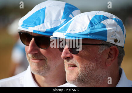 Zuschauer verfolgen die Aktion beim Tag der offenen Meisterschaft 2018 bei Carnoustie Golf Links, Angus. Stockfoto