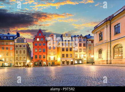 Malerische Sommernacht - Big Square (Stortorget) in der Altstadt (Gamla Stan) von Stockholm, Schweden Stockfoto