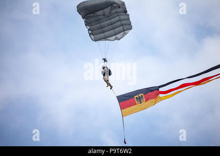 FELDKIRCHEN/Deutschland - Juni 9, 2018: Die fallschirmjäger der Bundeswehr, die deutsche Armee landet auf einem Tag der offenen Tür am Tag der Bundeswehr in Feldkirchen Stockfoto