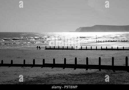 Klippen am Saltburn durch das Meer von marske Sands, Yorkshire, England, UK gesehen Stockfoto