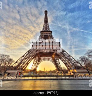 Weite Einstellung auf den Eiffelturm mit dramatischen Himmel, Paris, Frankreich Stockfoto