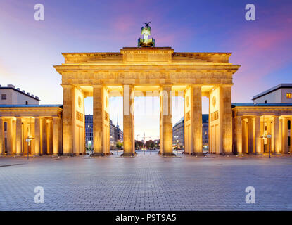 Panoramablick auf Brandenburger Tor (Brandenburger Tor), einer der bekanntesten Wahrzeichen und nationale Symbole in Deutschland, schönen Abend l Stockfoto