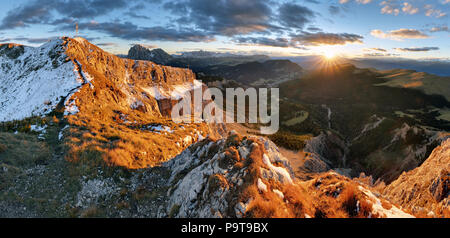 Witner Herbst die Berge bei Sonnenuntergang, Gröden von Peak Seceda, Dolomiten. Stockfoto