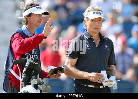 Der deutsche Bernhard langer (rechts) und sein Caddie am 3. Tag der Open Championship 2018 in Carnoustie Golf Links, Angus. DRÜCKEN SIE VERBANDSFOTO. Bilddatum: Donnerstag, 19. Juli 2018. Siehe PA Geschichte GOLF Open. Das Foto sollte lauten: Richard Sellers/PA Wire. Stockfoto