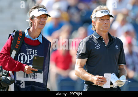 Deutschlands Bernhard Langer (rechts) und sein caddie am 3. Tag eines der Open Championship 2018 in Carnoustie Golf Links, Angus. PRESS ASSOCIATION Foto. Bild Datum: Donnerstag, 19. Juli 2018. Siehe PA Geschichte Golf Open. Foto: Richard Verkäufer/PA-Kabel. Einschränkungen: Nur für den redaktionellen Gebrauch bestimmt. Keine kommerzielle Nutzung. Standbild nur verwenden. Die offene Meisterschaft Logo und Link zum Öffnen der Webseite (TheOpen.com) auf der Website veröffentlichen. Stockfoto