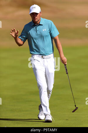 Die USA Jordanien Spieth reagiert auf die 2 grünen nach Birdie während des Tages eine der Open Championship 2018 in Carnoustie Golf Links, Angus. Stockfoto