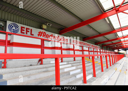 Ein Blick auf die ständigen Abschnitt der steht an der Wham Stadium, Heimstadion Accrington Stanley Stockfoto