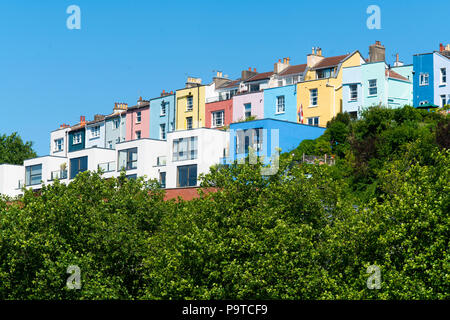 Bunte Reihenhäuser mit Blick auf das Dock waterside Bereich der Cliftonwood und Hotwells in Bristol an einem sonnigen Sommertag. Stockfoto