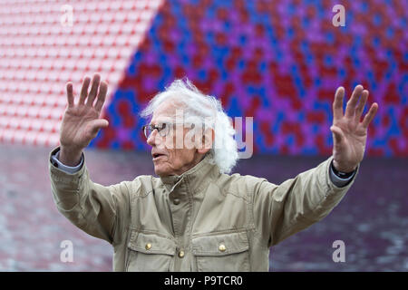 Bulgarischen Künstlers Christo stellt seine erste BRITISCHE Arbeiten im Freien, die Mastaba, eine 20 m hohe Installation auf See Serpentine Lake aus 7,506 Barrel. Die mastaba ist 30 Meter breit und 40 Meter lang. Die Fässer auf der Oberseite sichtbar und die beiden schrägen Wände sind rot und weiß gestrichen; während die Enden der Fässer auf die zwei senkrechten Wände sichtbar lackiert sind rot, blau und violett. Mit: Christo Wo: London, England, Großbritannien Wann: 18 Jun 2018 Credit: Wheatley/WANN Stockfoto