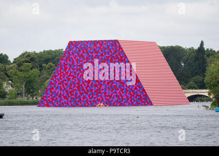 Bulgarischen Künstlers Christo stellt seine erste BRITISCHE Arbeiten im Freien, die Mastaba, eine 20 m hohe Installation auf See Serpentine Lake aus 7,506 Barrel. Die mastaba ist 30 Meter breit und 40 Meter lang. Die Fässer auf der Oberseite sichtbar und die beiden schrägen Wände sind rot und weiß gestrichen; während die Enden der Fässer auf die zwei senkrechten Wände sichtbar lackiert sind rot, blau und violett. Mit: Atmosphäre, Wo: London, England, Großbritannien Wann: 18 Jun 2018 Credit: Wheatley/WANN Stockfoto