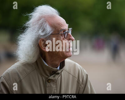 Bulgarischen Künstlers Christo stellt seine erste BRITISCHE Arbeiten im Freien, die Mastaba, eine 20 m hohe Installation auf See Serpentine Lake aus 7,506 Barrel. Die mastaba ist 30 Meter breit und 40 Meter lang. Die Fässer auf der Oberseite sichtbar und die beiden schrägen Wände sind rot und weiß gestrichen; während die Enden der Fässer auf die zwei senkrechten Wände sichtbar lackiert sind rot, blau und violett. Mit: Christo Wo: London, England, Großbritannien Wann: 18 Jun 2018 Credit: Wheatley/WANN Stockfoto