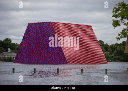 Bulgarischen Künstlers Christo stellt seine erste BRITISCHE Arbeiten im Freien, die Mastaba, eine 20 m hohe Installation auf See Serpentine Lake aus 7,506 Barrel. Die mastaba ist 30 Meter breit und 40 Meter lang. Die Fässer auf der Oberseite sichtbar und die beiden schrägen Wände sind rot und weiß gestrichen; während die Enden der Fässer auf die zwei senkrechten Wände sichtbar lackiert sind rot, blau und violett. Mit: Atmosphäre, Wo: London, England, Großbritannien Wann: 18 Jun 2018 Credit: Wheatley/WANN Stockfoto